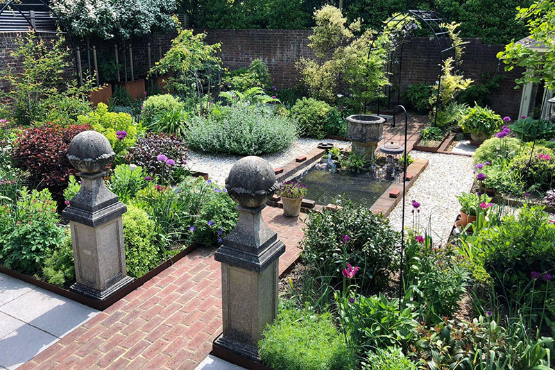 garden designer vs landscaper